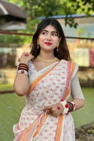 আড়ং কটনের ব্লকের প্রিমিয়াম শাড়ি ০১