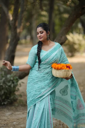 প্রিমিয়াম আড়ং কটনের তাঁতের শাড়ি (হালকা আকাশী কালার)